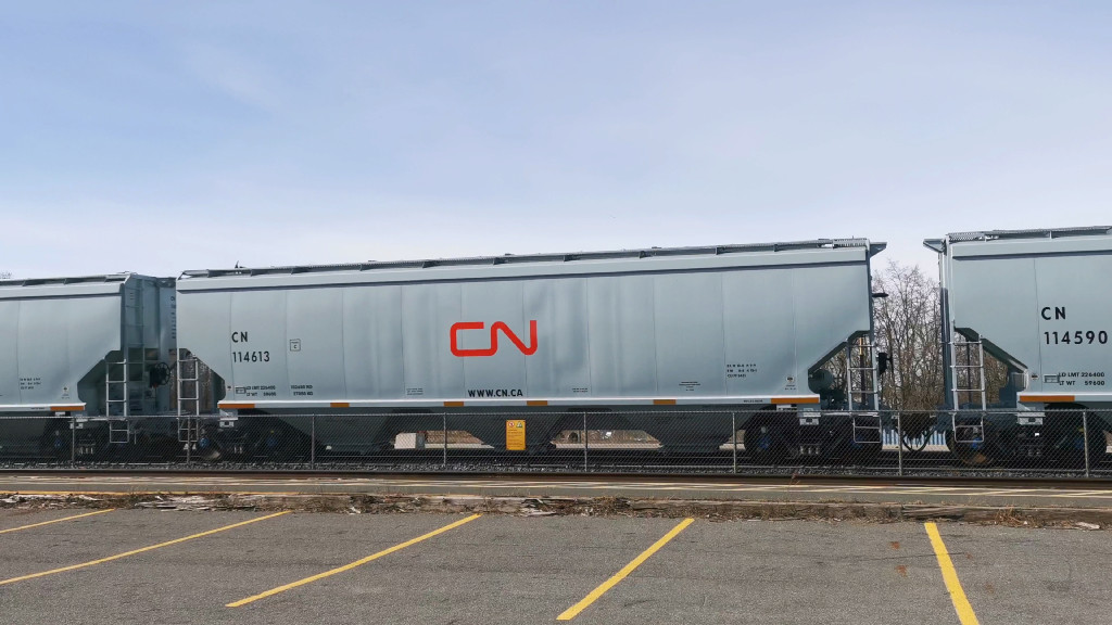 CN 114613